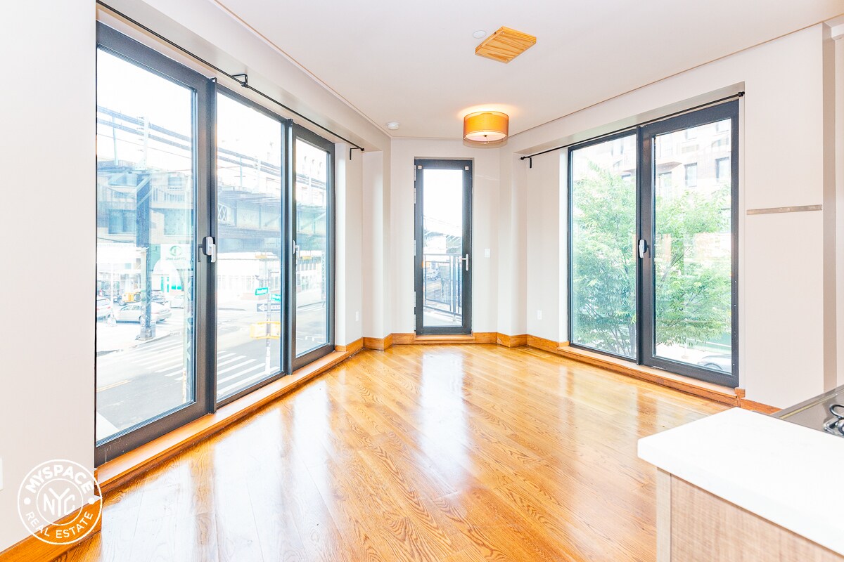 Foto principal - 865 Willoughby Ave