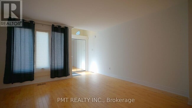 Building Photo - 597 Roehampton Ave