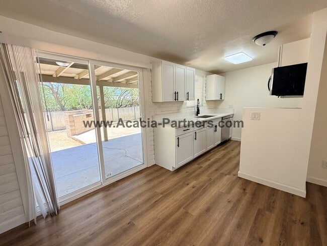 Building Photo - Three Bedroom Home