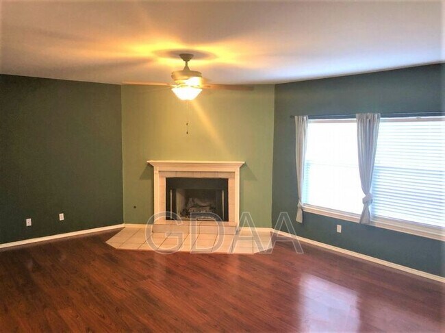 Foto del edificio - 902 Hollow Trail Ct