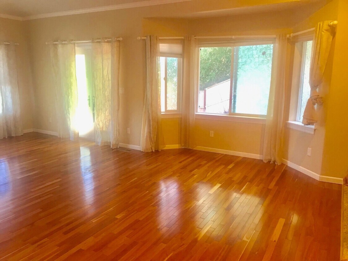 Primary Photo - Great West Bellevue House for Rent