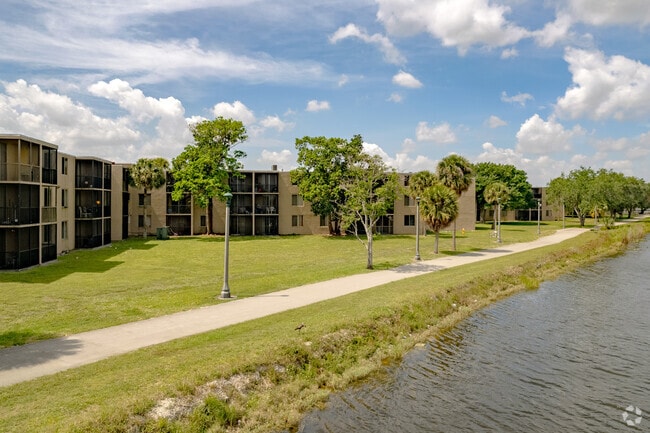 Building Photo - Hawaiian Palms