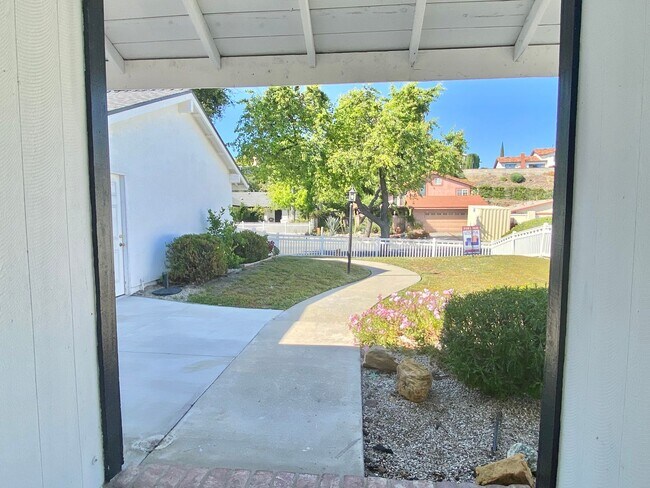 Building Photo - Single story Lake Lindero 4b/2b home with amazing lake views!