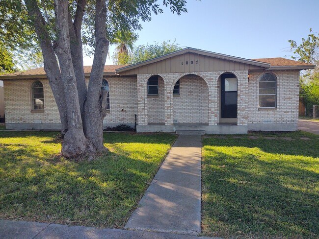 Building Photo - 1007 Northcliff Dr