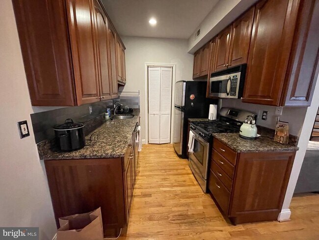 Foto del edificio - 1417 Chapin St NW