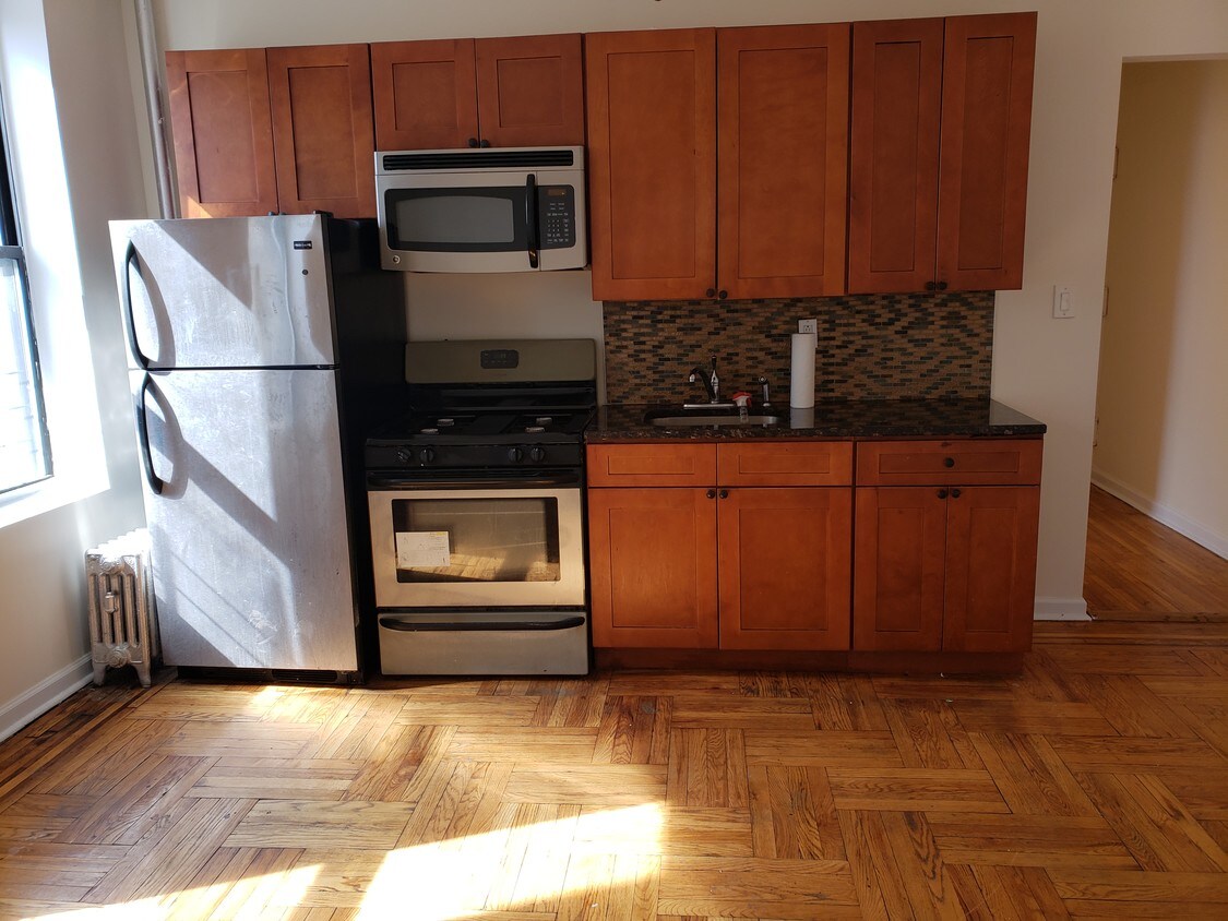 Primary Photo - 1155 E 35th St