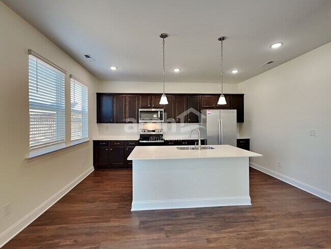 Foto del edificio - 5500A Farm Pond Ln