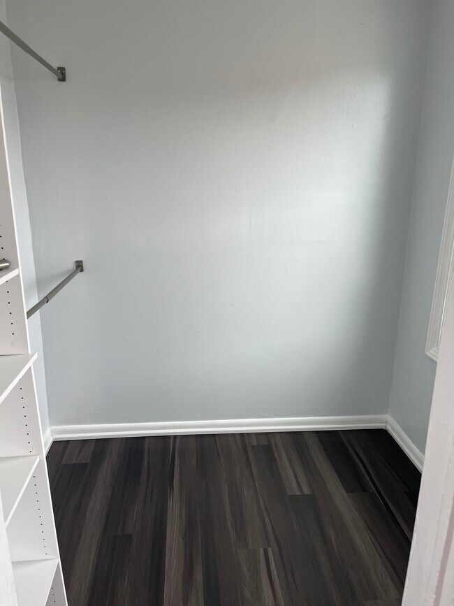 Bedroom 2/ office - 2415 W Arthington St