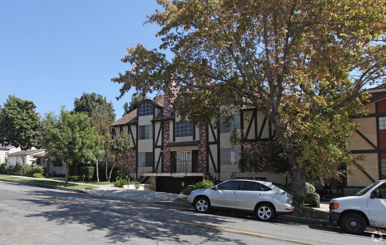 Foto del edificio - 544 E Cypress Ave