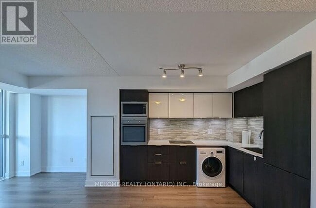 Building Photo - 318 Richmond St W