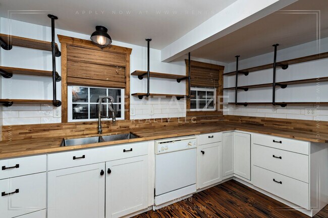 Foto del edificio - Charming Foley Bungalow with Timeless Character and Plenty of Storage!