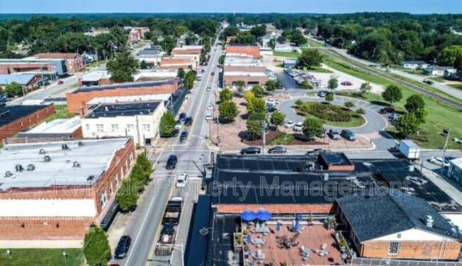 Building Photo - 14 S Laird Dr
