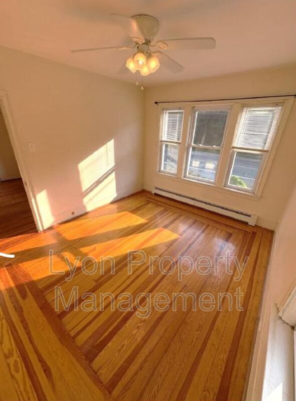Foto del edificio - 352 Manville Rd