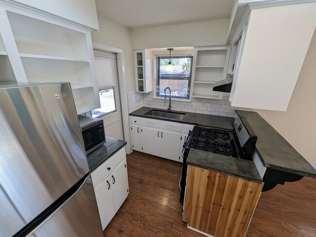 Building Photo - 504 Long Bow Ln