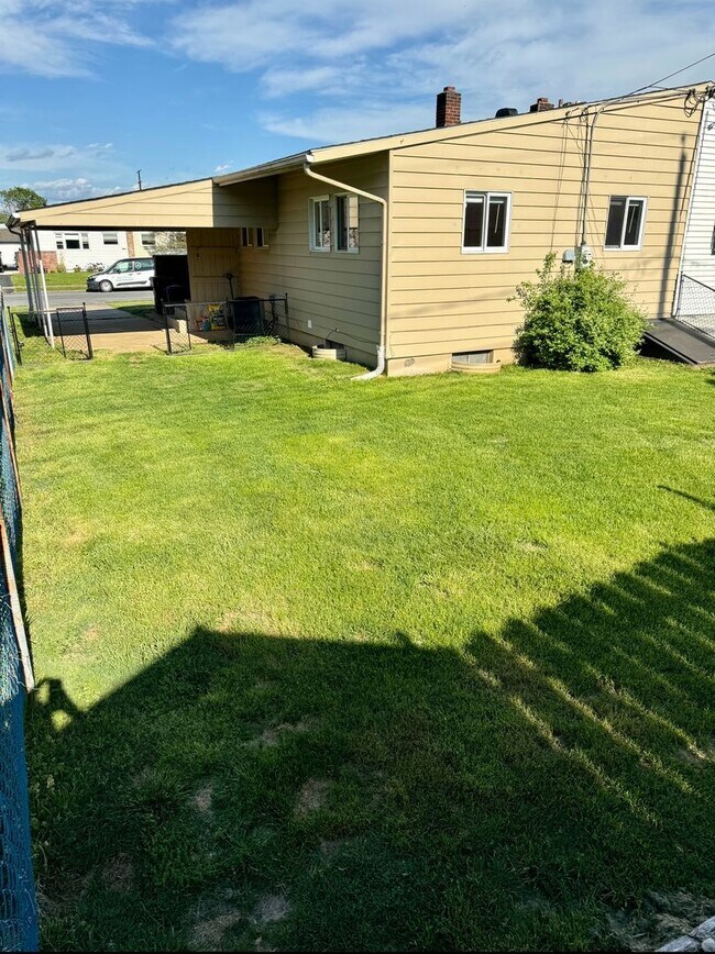 Building Photo - THREE BEDROOM Detached TWIN