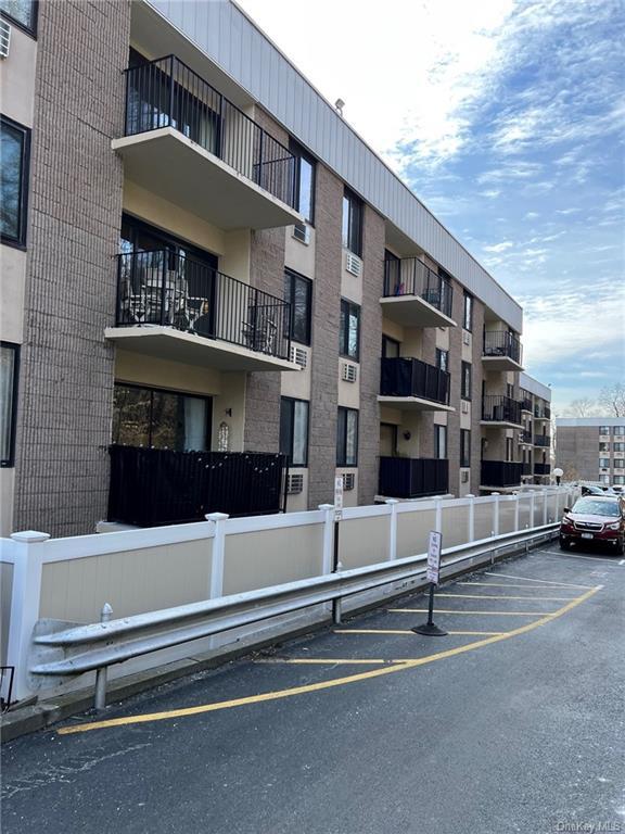 Foto del edificio - 128 Colonial Pkwy