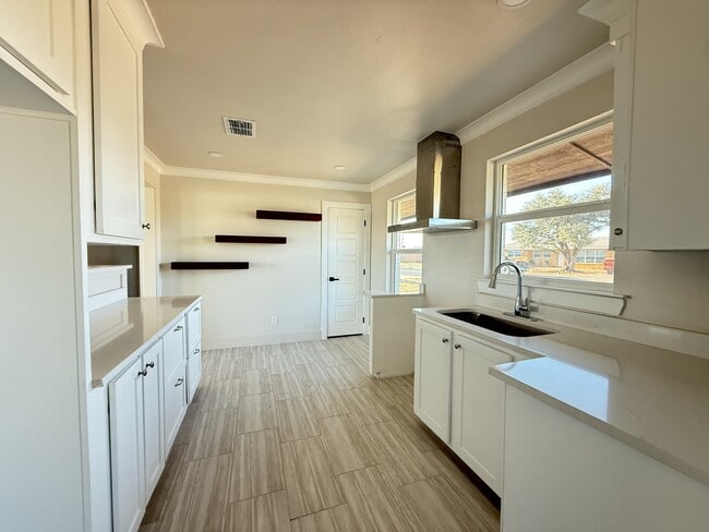 Building Photo - 3504 Thomas Ave