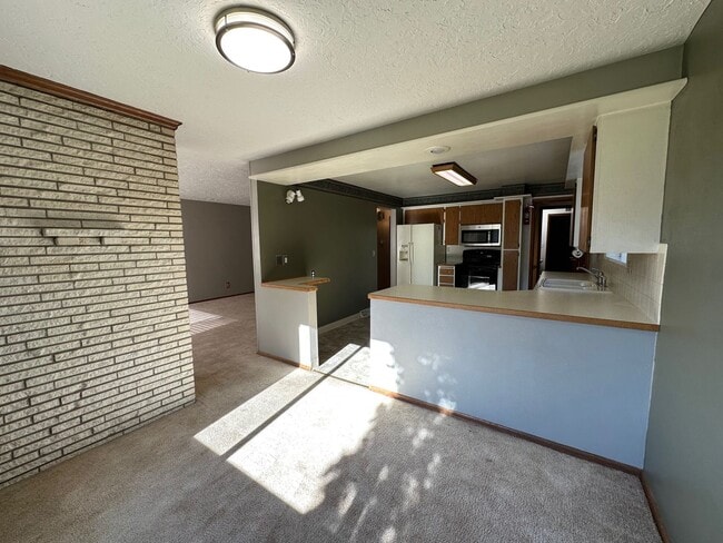 Building Photo - Northwest Area 3 Bedroom 2 Bath Rancher