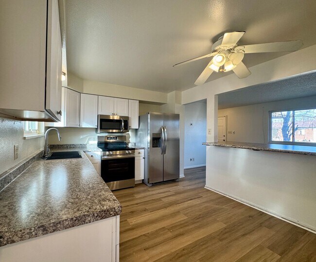 Foto del edificio - Spacious 5-Bedroom Single-Family Home with Fenced Yard & Garage