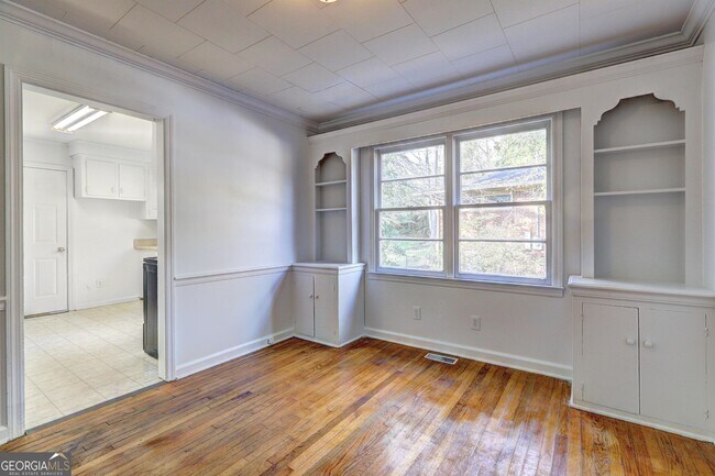 Building Photo - 2442 Tredway Dr