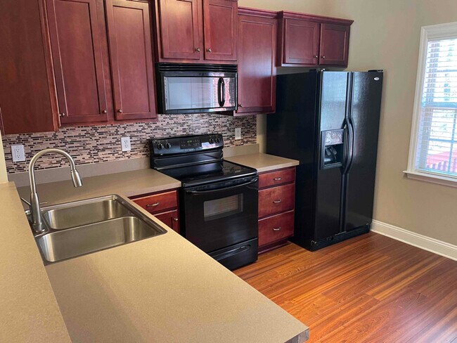 Foto del edificio - 1221 Binghampton Cir