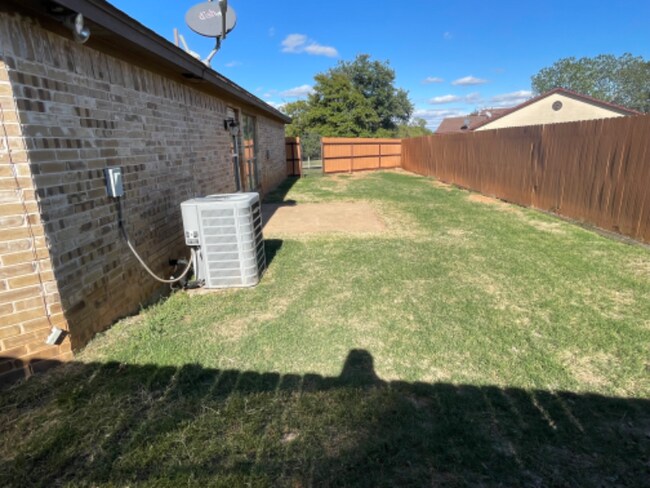 Building Photo - 604 Hilltop Dr