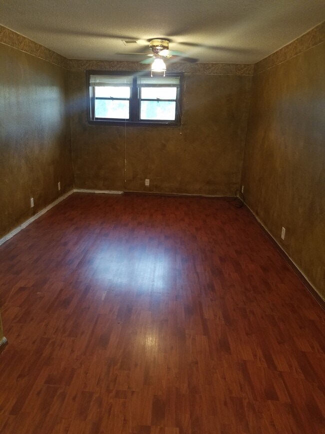Building Photo - 1042 US-69