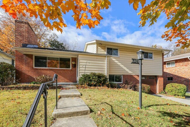 Foto del edificio - Beautiful Bethesda 4 level Split-3 bed + 2.5 Ba &  Deck & Fenced Yard!!