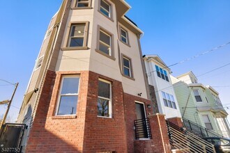 Building Photo - 579 S 12th St