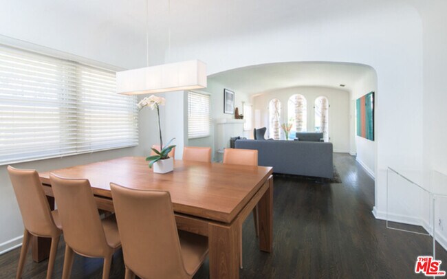 Foto del edificio - 8842 Dorrington Ave