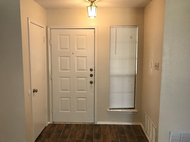 Foto del edificio - Welcome home to 5022 Cabin Lake!