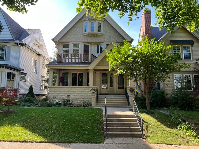 Building Photo - 2747 N Stowell Ave