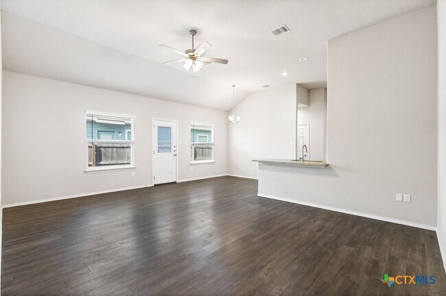 Foto del edificio - 636 Heathers Wy