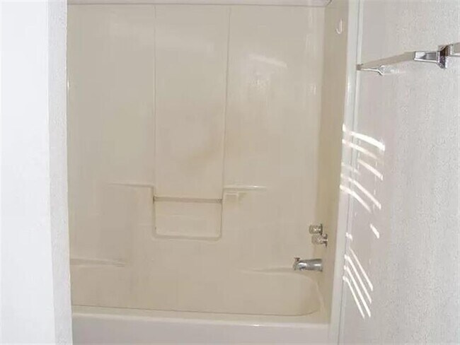 Building Photo - Beautiful 3bedroom family home
