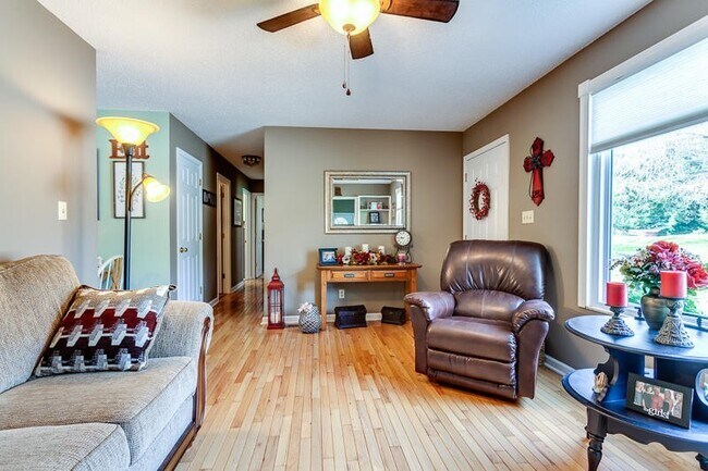 Building Photo - Beautiful and spacious 3 bedroom 2 bathroo...