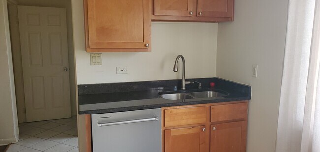 Foto del edificio - 2400 E 103rd St