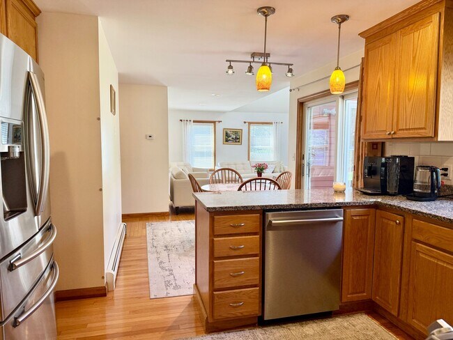 Foto del edificio - Meticulously Maintained 3BD/2.5BA Home in Quiet Westbrook Neighborhood!