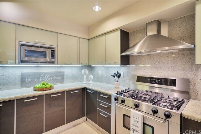 Foto del edificio - 1353 N Fuller Ave