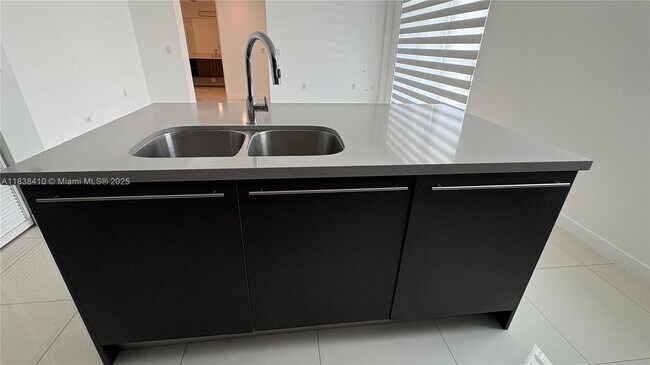 Foto del edificio - 7875 NW 107th Ave