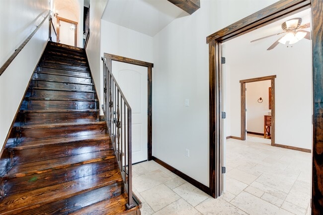 Building Photo - 905 W 22nd St