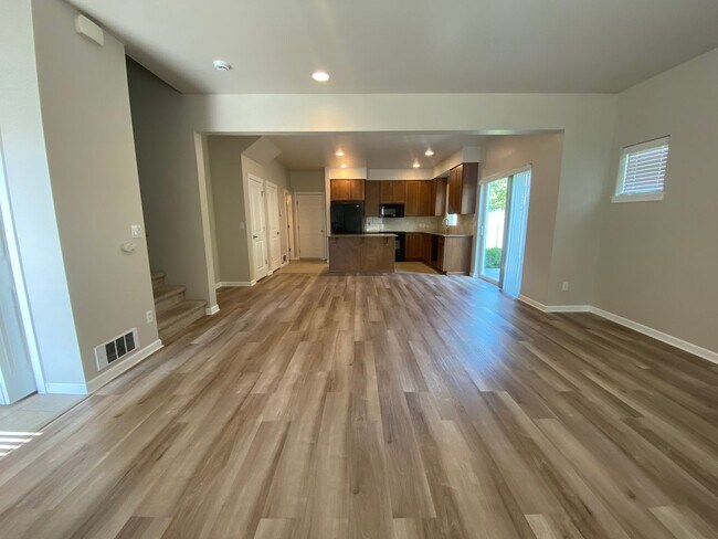Foto del edificio - Rare Liberty Lake Townhome in Rocky Hill – 3 Bed, 2.5 Bath End Unit Available July 15th