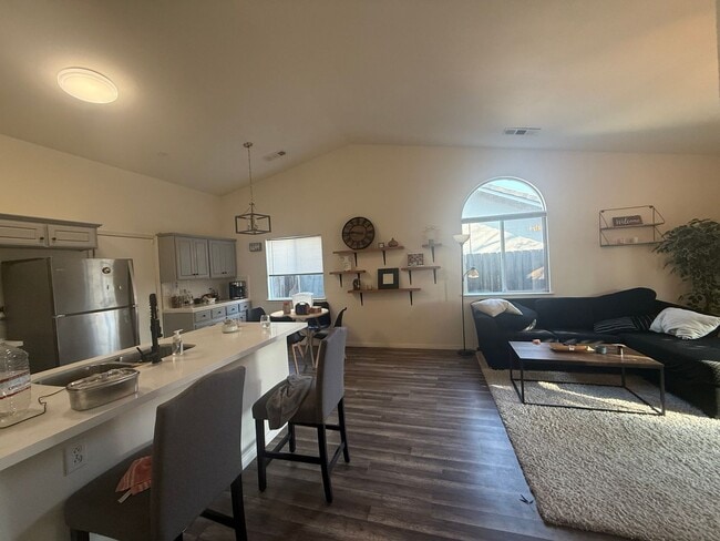 Foto del edificio - 3 bedrooms, 2 full bathrooms single-story home located in the heart of Visalia, CA.