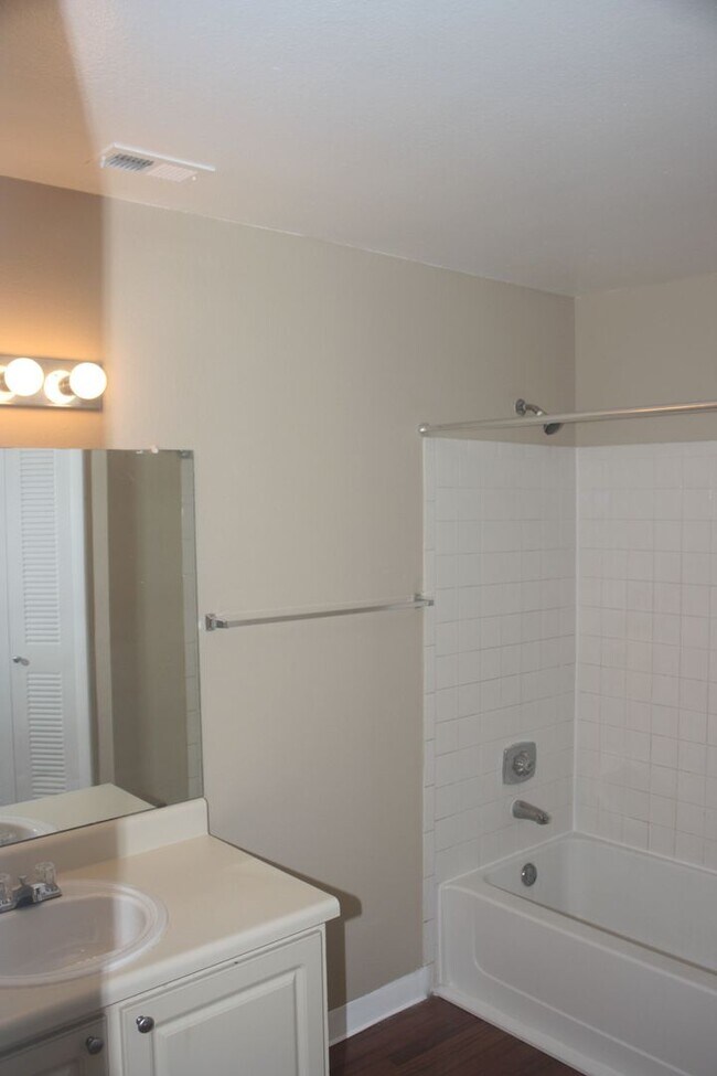 Foto del edificio - 4756 Walden Cir