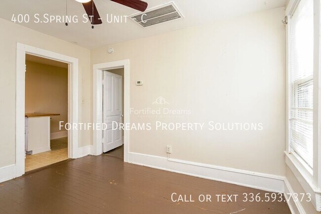 Building Photo - 400 S.Spring St - Unit-C