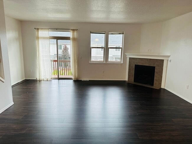 Building Photo - Charming and Updated Townhome in Convenien...