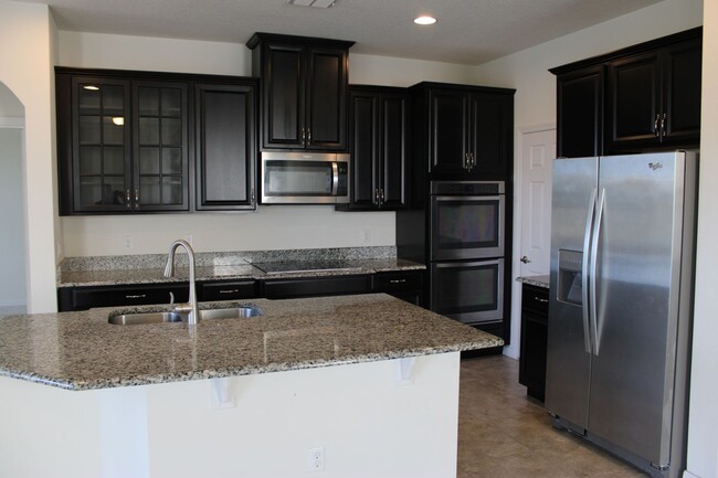Building Photo - BEAUTIFUL 4 BEDROOMS, 3 BATHS,  SINGLE FAM...