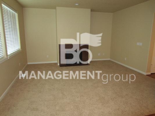 Foto del edificio - Beautiful Beaverton Home with Spacious Yard and Solar Panels that Save You Money!