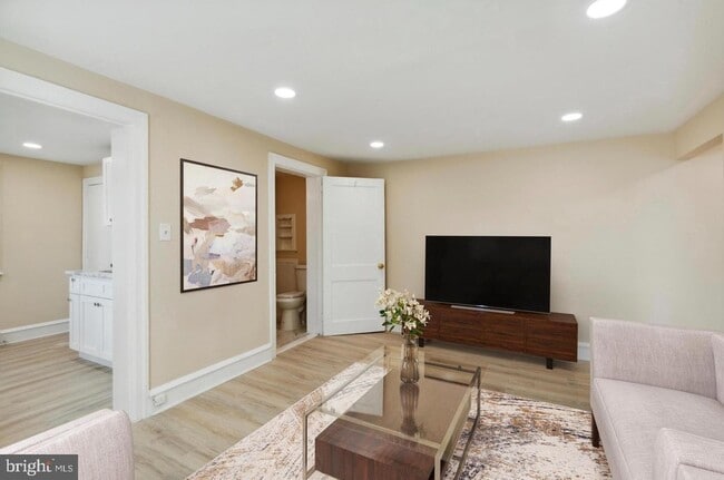 Building Photo - 264 Walnut St