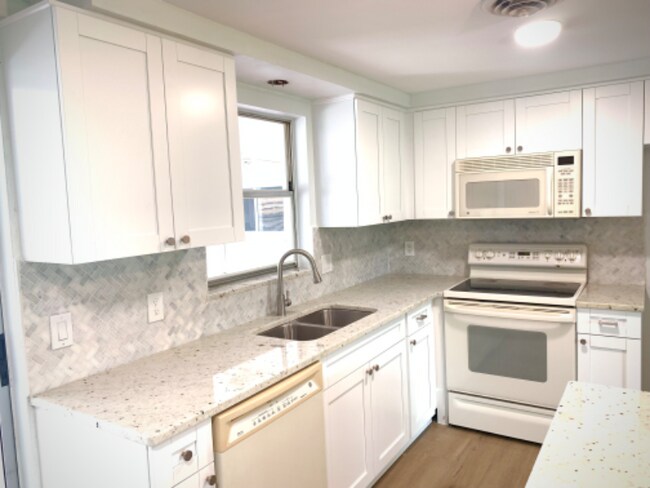 Building Photo - 531 Azure Rd