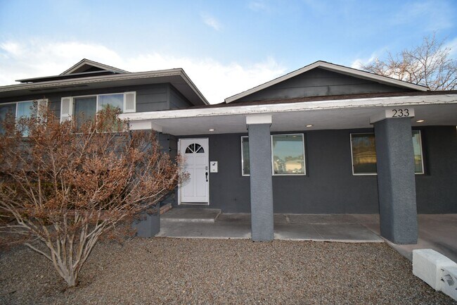 Building Photo - Tri-level 1946 sqft 4 bedroom / 3 bath wit...